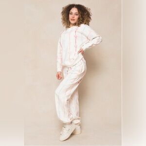 Ivy City Co. sweatsuit in bow print